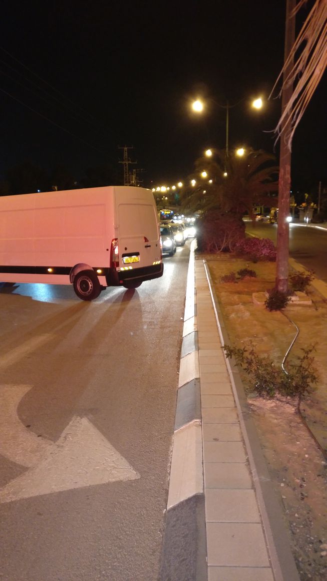 באתר הדליקה נוצר פקק, אזרח חלקח יוזמה למנוע מאחרים להיקלע לזירת האש (צילום: ליאור טרבלסי)